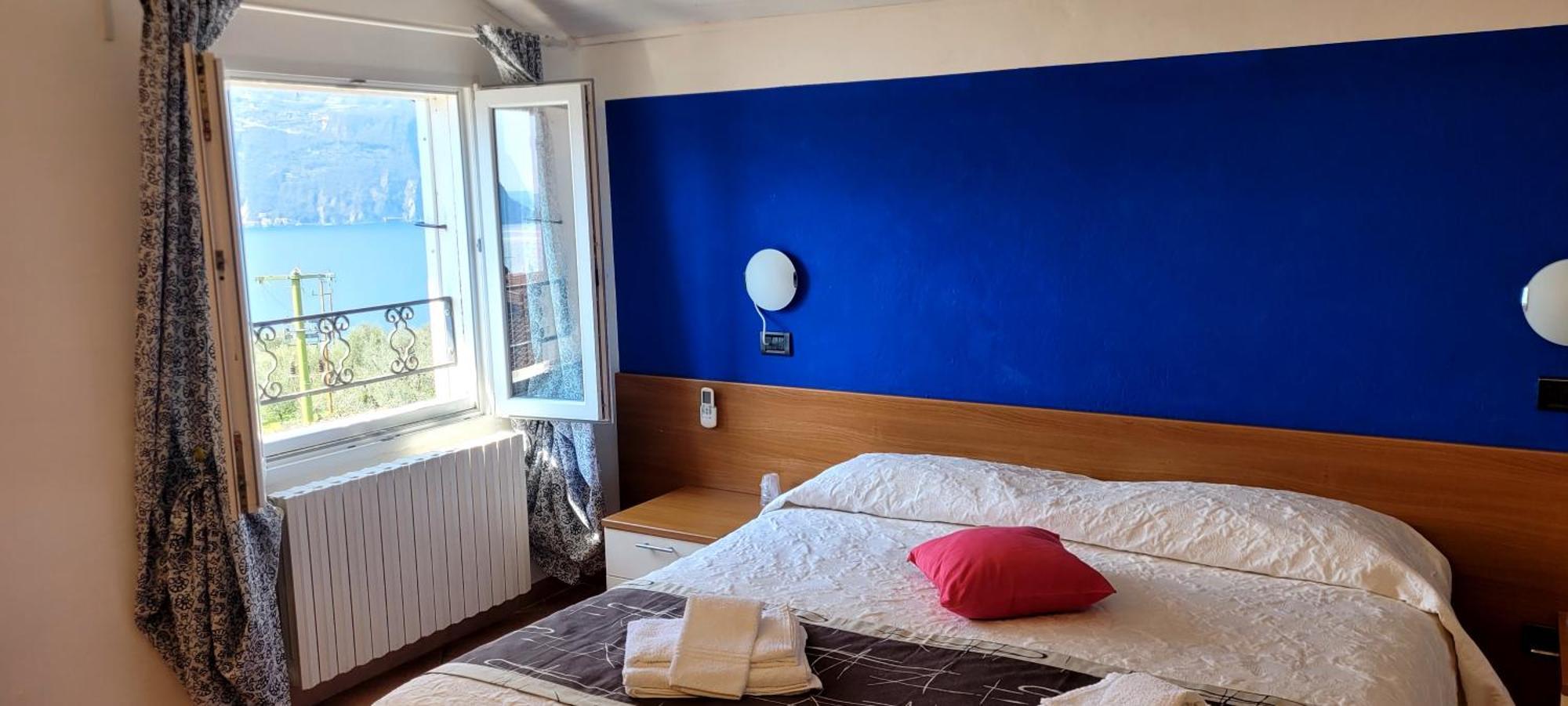Hotel Bellavista Meuble Monte Isola Bagian luar foto