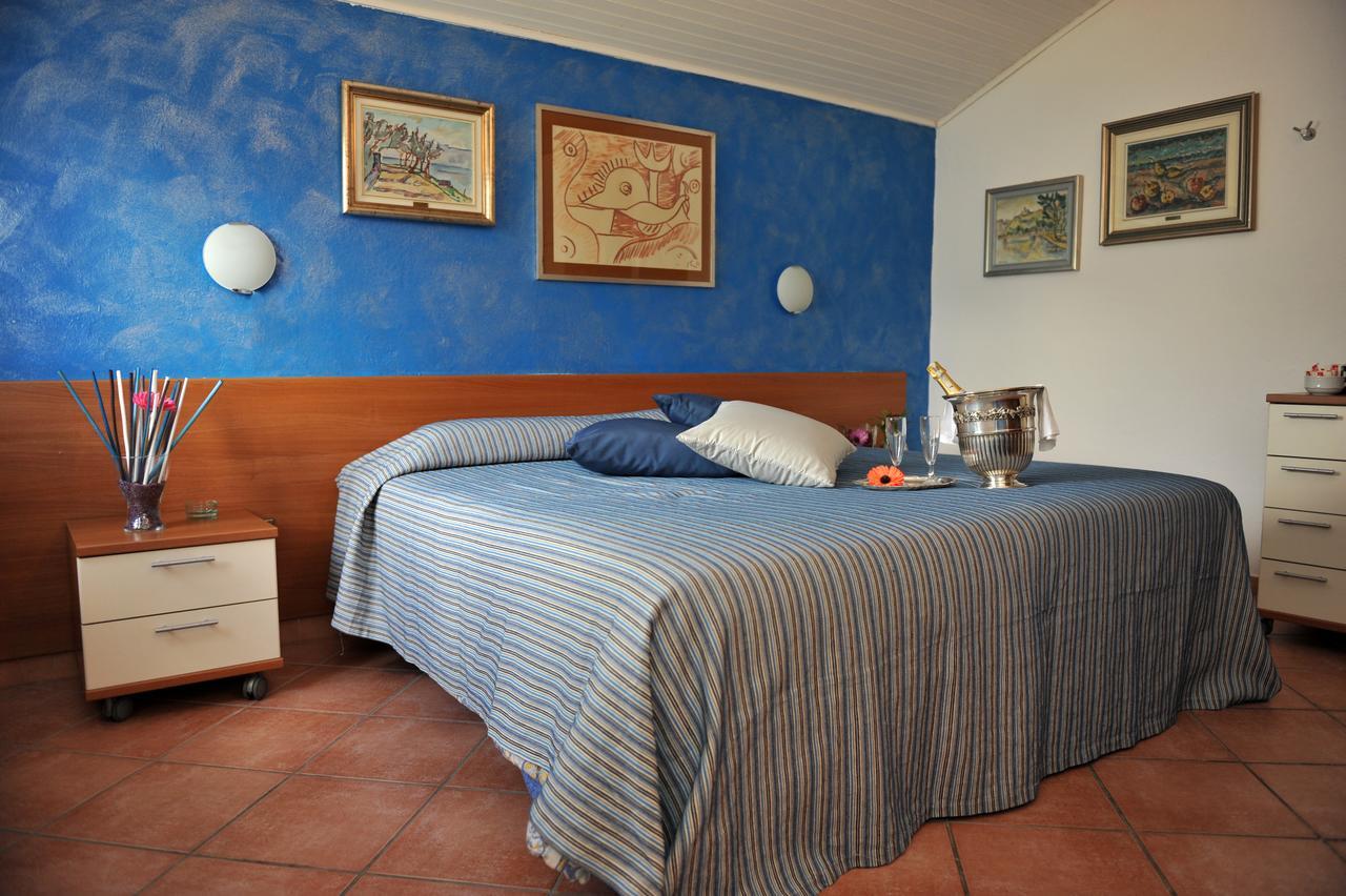 Hotel Bellavista Meuble Monte Isola Bagian luar foto