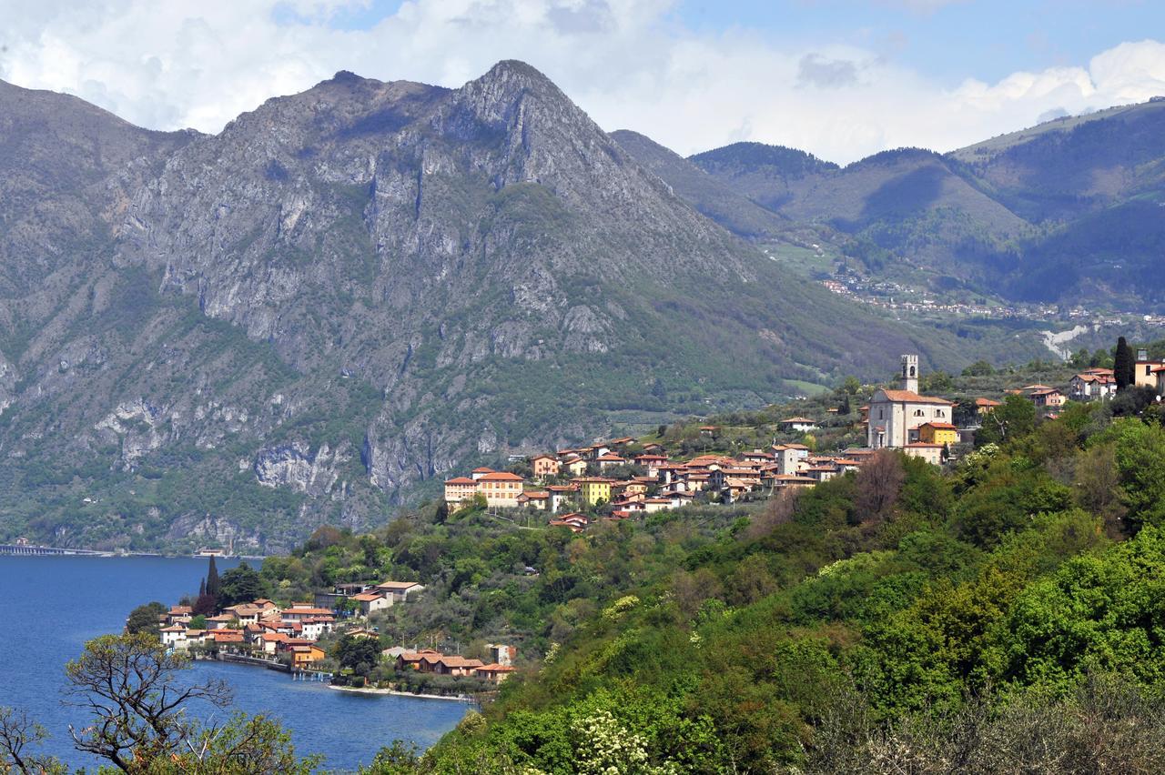 Hotel Bellavista Meuble Monte Isola Bagian luar foto