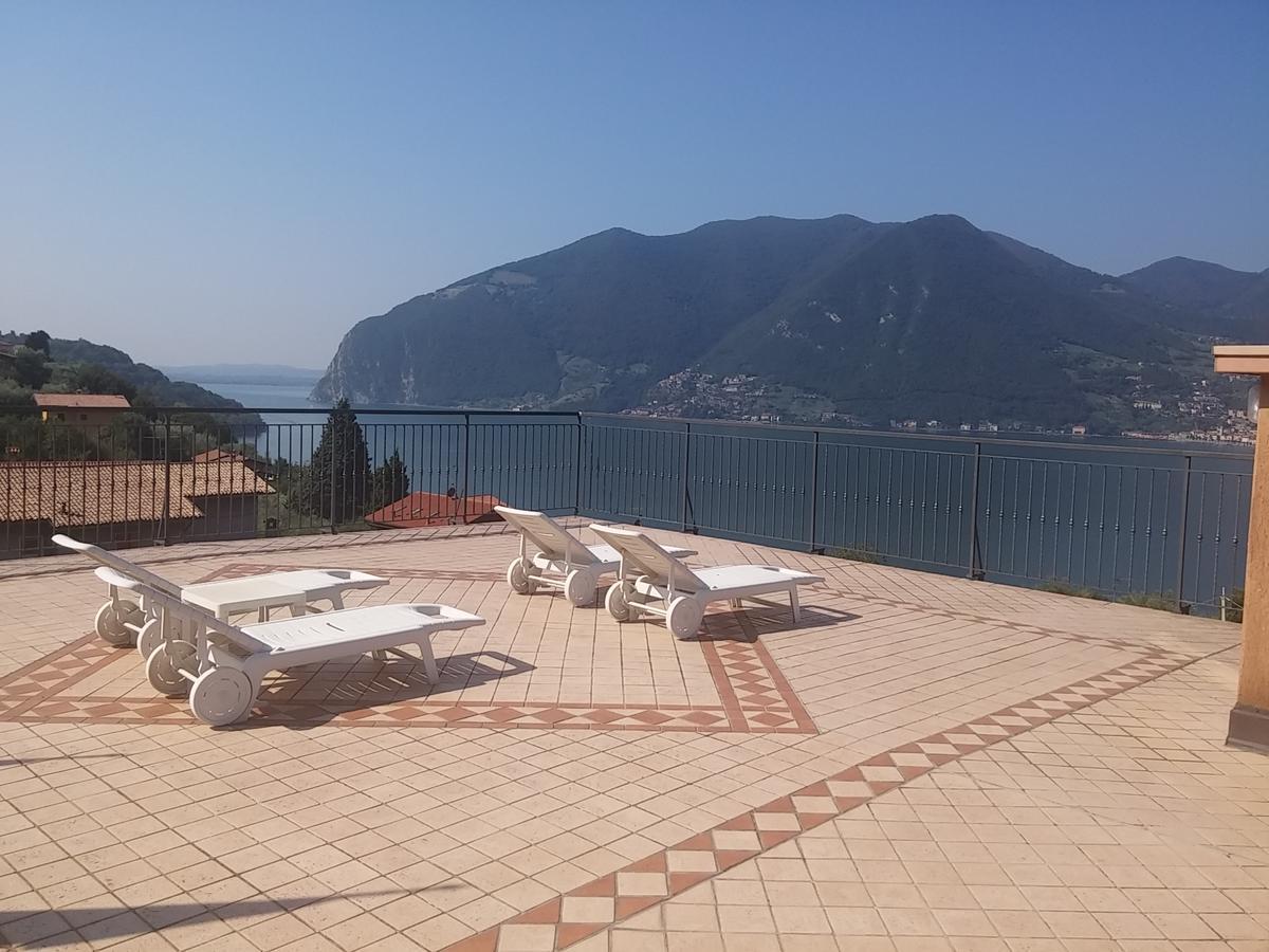 Hotel Bellavista Meuble Monte Isola Bagian luar foto